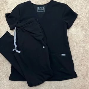 Figs women’s Casma 3 pocket scrub top and women’s Yola skinny scrub pants.